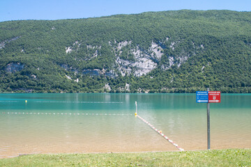 Zone de baignade au lac d'Aiguebelette - plage de Pré Argent