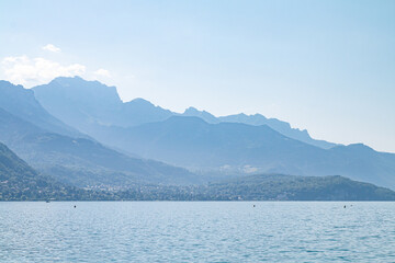 Lac d'Annecy et massif des Aravis