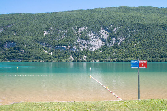 Zone de baignade au lac d'Aiguebelette - plage de Pr&eacute; Argent
