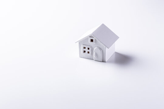 白背景に家の模型