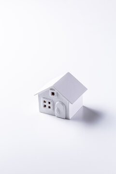 白背景に家の模型