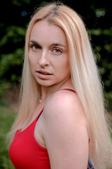 Naklejka premium portrait of a beautiful blonde girl in a park
