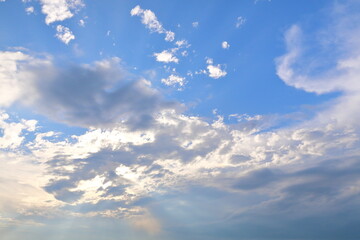夏の青空と夕焼けと厚い雲