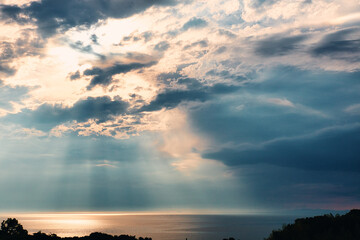 Obraz premium 夕景｜神秘的な空と海