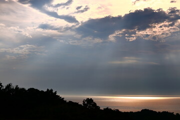 淡路島の夕日と怪しい雲