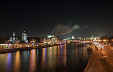 Fototapeta na wymiar View from the bridge to Moscow at night