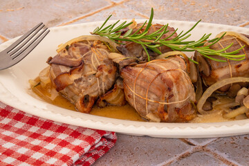 Paupiettes de porc au lard cuites dans un plat