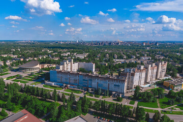 Obraz premium A multi-storey building where the parents of President Zelensky live. in the background ArcelorMittal Krivoy Rog, Ukraine