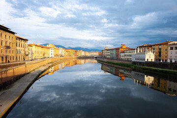 Obraz premium El rio Arlo a su paso por Pisa, Italia. 