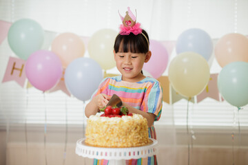 young girl celebarting her 6th birthday at home