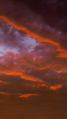 Fototapeta na wymiar Teintes orangées observées sous des nuages laiteux, de haute altitude