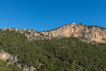 Fototapeta na wymiar Haus auf einem Berg in Spanien