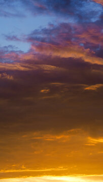 Teintes orangées observées sous des nuages laiteux, de haute altitude © Anthony
