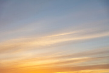 Obraz premium The setting sun in a colored sky.