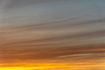 Obraz premium The setting sun in a colored sky.