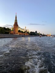 Вечерний вид на Боровицкую башню московского кремля со стороны реки
