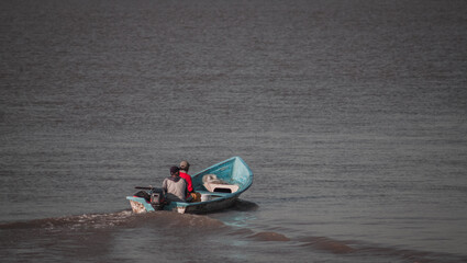 pescadores adentrandose en mar abierto