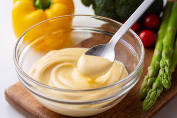 マヨネーズをスプーンで掬う