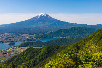 Fototapeta premium 新緑が綺麗な新道峠から見える富士山