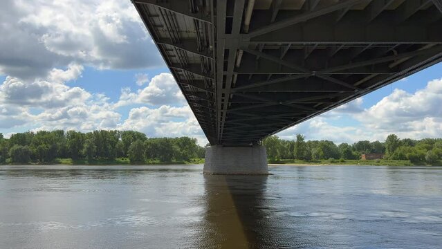 MOST NA RZECE. RZEKA WISŁA, TORUŃ, POLSKA.