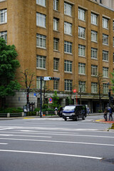 美しい茶色のタイルで作られた建物がある風景