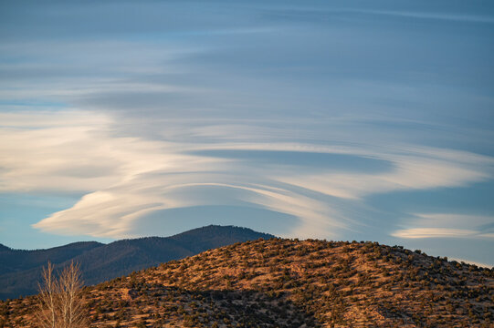 USA, New Mexico, Santa Fe, Lenticular cloud over Sangre de Cristo Mountains