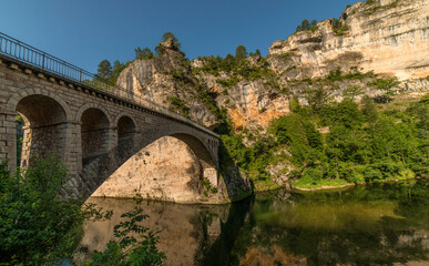 Fototapeta na wymiar Pont sur le Tarn à Saint-Chély-du-Tarn, Lozère, France