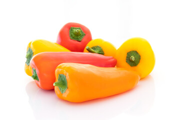 mini poivrons isolés sur un fond blanc
