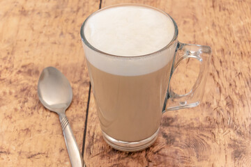 tasse de cappuccino sur un fond en bois 