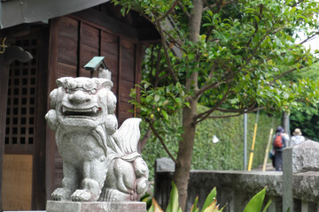 滝坂皇大神宮の狛犬とハイカーの後ろ姿（東京近郊　国分寺崖線のハイキング　東京都調布市）