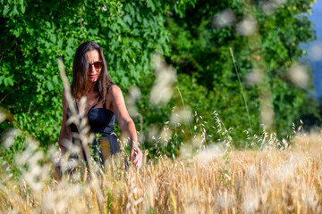 BELLA DONNA CAMPO DI GRANO E AVENA ESTATE