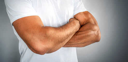man with crossed muscular arms - obrazy, fototapety, plakaty