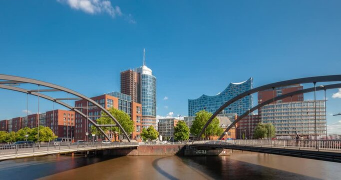 Speicherstadt in Hamburg. Elbphilharmonie  in Hintergrund und Niederbaumbr&uuml;cke  in Vordergrund 