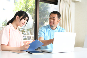 打ち合わせ中の介護士の男女