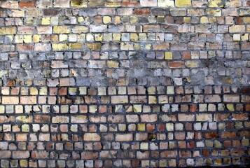 Alte Mauer mit bunten Steinen