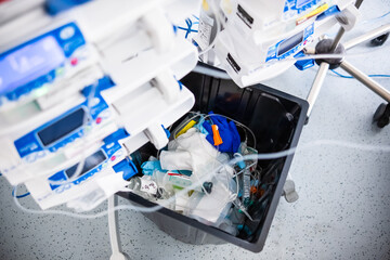 Mülleimer mit Krankenhaus Abfällen auf einer Intensivstation 