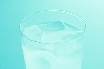 氷が入った飲み物のアップ