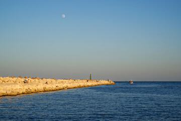 Jetée à l'entrée d'un port en Tunisie