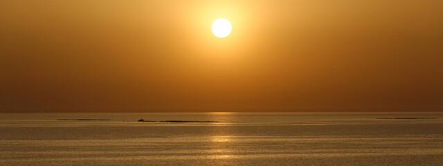 Coucher de soleil au bord de mer en Tunisie