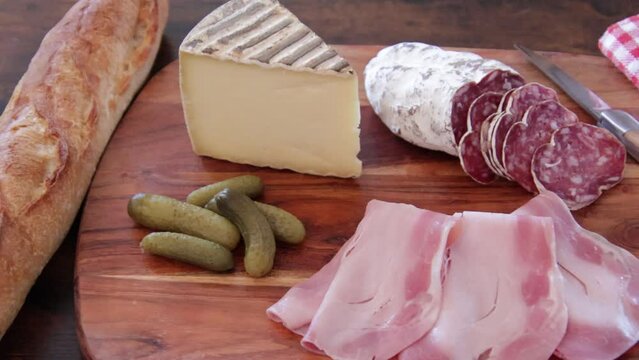 planche &agrave; d&eacute;couper de charcuterie et de fromage sur une table