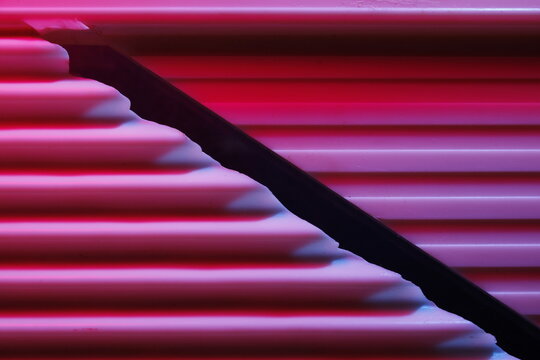 Rebanadora pl&agrave;stica para rebanar verduras verduras con el filo en diagonal y luz rasante rosa y azul, produce un original dise&ntilde;o abstracto de lineas corrugadas horizontales para fondos
