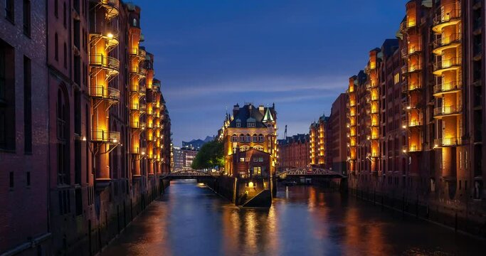Klassische Sicht auf den ber&uuml;hmten Speicherst&auml;dter Lagerbezirk, ein UNESCO-Welterbe seit 2015, beleuchtet in sch&ouml;ner Nachsonnenuntergangsd&auml;mmerung in der D&auml;mmerung, Hamburg, Deutschland