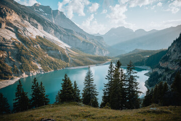 Panorama de montagnes, avec un lac et des pâturages, dans les alpes suisses