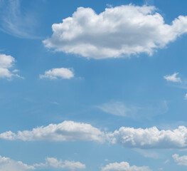 Fototapeta na wymiar niebieskie niebo z białymi chmurami obłoczki