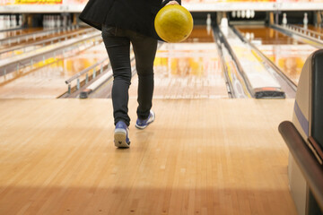 ボウリングをする女性　女子プロ　ボウリング場