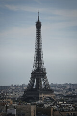 Obraz premium konstruktion Eiffelturm in Paris mitten in der Stadt umgeben von vielen Häusern in düsterer Stimmung mit Himmel
