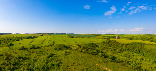 Letni, panoramiczny widok z lotu ptaka na zielone pola i wzgórza niedaleko miejscowości Czechów...