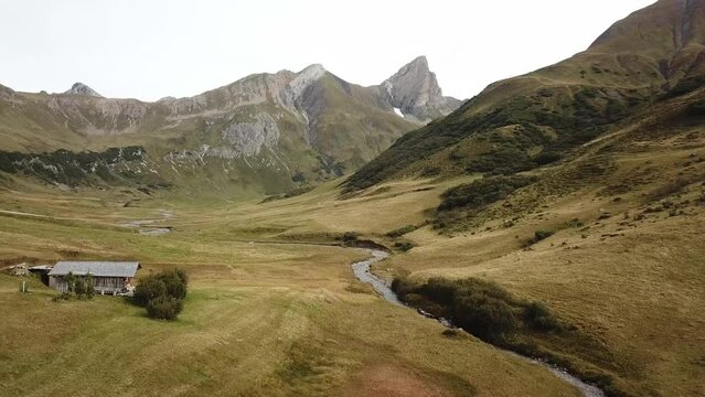 Luftaufnahme Almlandschaft mit Bach im Pazieltal am Arlberg