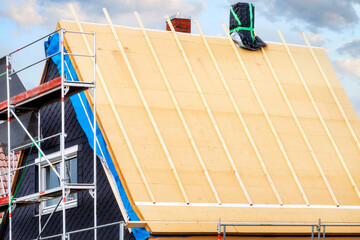 Herstellung eines Daches mit Holzschalungssparren. Making a roof with wooden formwork rafters
