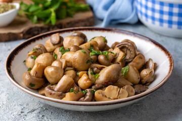Saute delicious mushrooms (Turkish name; Mantar sote)